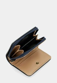 Kompakte Geldbörse aus Navy-Canvas mit Innenfutter aus braunem Leder. Verfügt über zwei Reißverschlussfächer und mehrere Kartenfächer. Auffälliger Druckknopfverschluss.