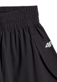 Shorts de sport noirs avec bande élastique à la taille, fente latérale et petit logo blanc 4F sur la jambe droite.