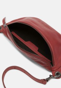 Borsa a tracolla rossa in pelle con chiusura a zip, tasca interna e tracolla rimovibile. Texture liscia e dettagli in metallo.