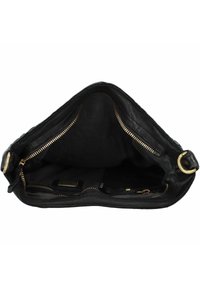 Bolso de piel negra con abertura con cremallera, diseño simple, un bolsillo interior y acentos de hardware en tono dorado. Forrado con tela oscura.