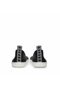 Sorte slip-on sko med en glat overdel, hvide gummisåler og en karakteristisk hælklap med sort/hvide striber og et logo.
