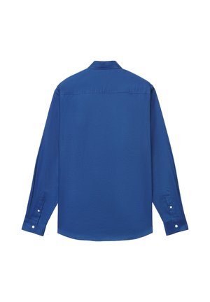 Camicia a maniche lunghe in tessuto blu tinta unita. Presenta un colletto, polsini con bottoni e una texture liscia. La vista posteriore mostra un orlo dritto.