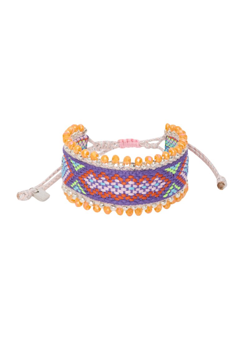 Vävt armband med livfulla lila, orange och gröna mönster, kantat med orangea pärlor och ett justerbart lås i silverfärg.
