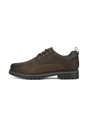 Brauner Schnürschuh aus Leder mit abgerundetem Zehenbereich, kontrastierenden schwarzen Akzenten, strukturierter Oberfläche und robuster Sohle mit tiefem Profil.
