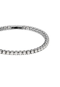 Hõbedatooniga käevõru, millel on ruudukujulised lüngad koos ümmarguste aktsentidega. Sile viimistlus turvalise kinnitusmehhanismiga.