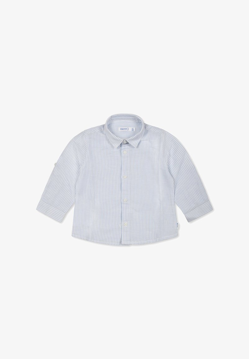 Camisa de manga larga a rayas azul claro y blanca, hecha de una tela suave, con cuello de botonadura y botones en la parte delantera, y mangas remangadas.