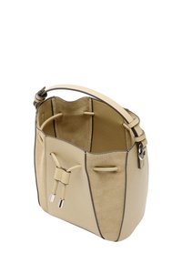 Beżowa zamszowa torebka typu bucket z gładkim skórzanym uchwytem, z zaciąganym zapięciem i metalowymi akcentami. Wnętrze jest miękkie, dopasowane do zewnętrznej tekstury.