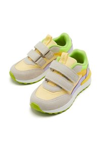 Scarpe da ginnastica leggere con un design giallo, grigio e verde, dotate di due cinturini in velcro, collo imbottito e suola texturizzata.