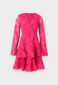 Φωτεινό ροζ φόρεμα με δαντέλα, μακριά μανίκια, V-λαιμόκοψη, εφαρμοστή μέση και βαθμιδωτή φούστα με βολάν.