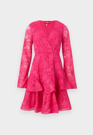 Jasnoružové dlhé čipkované šaty s dlhými rukávmi, výstrihom do V, priliehavým pásom a viacvrstvovou volánikovou sukňou.