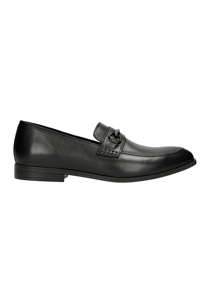 Černé kožené loafers s hladkým povrchem, kulatou špičkou a minimálním prošíváním. Obuv má dekorativní pásku s metalickým akcentem.