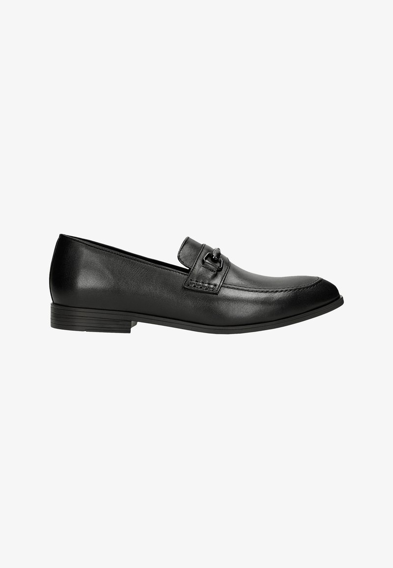 Zwarte leren loafers met een gladde textuur, ronde neus en minimale stiksels. De schoen heeft een decoratieve band met een metalen accent.