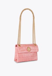 Borsa a tracolla in pelle eco-pelle rosa effetto coccodrillo con tracolla in catena dorata e dettagli decorativi in oro. Presenta una chiusura a patta e una superficie texturizzata.