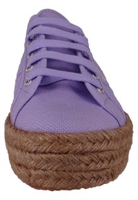 Levandulové plátěné tenisky s kulatou špičkou, plochými tkaničkami a tkanou jutovou platformou. Obsahují stříbrné očka a texturovanou látku.