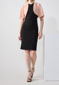 Czarna obcisła sukienka z różowawym, przezroczystym szalem. Sukienka ma elegancki fason, a szal charakteryzuje się miękką, lekką fakturą.