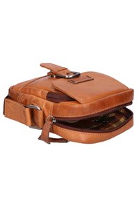 Borsa in pelle tan con scomparto con zip, tracolla regolabile e fibbia in metallo. Presenta una fodera interna con motivo e bordi arrotondati.