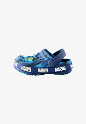 Zoccolo in plastica blu e turchese con branding Marvel, caratterizzato da decorazioni a tema dei personaggi, una cinghia posteriore e fori di ventilazione per la traspirabilità.