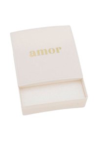 Caja rectangular blanca con una textura suave, que presenta la palabra "amor" en letras doradas en la tapa. Abierta, sin contenidos visibles.