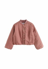 Skratená bomber bunda v jemne ružovej farbe, vyrobená z hladkého materiálu. Má okrúhly golier, patentky a bočné vrecká s rebrovaným detailom.