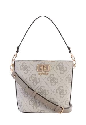 Sac à main gris à motif avec une forme structurée, doté d'un accent logo doré, d'une poignée courte et d'une bandoulière amovible et réglable.