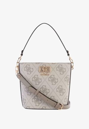 Sac à main gris à motif avec une forme structurée, doté d'un accent logo doré, d'une poignée courte et d'une bandoulière amovible et réglable.