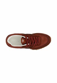 Czerwone zamszowe i skórzane sneakersy z zaokrąglonym noskiem, płaskimi sznurowadłami i teksturowaną gumową podeszwą. Oferują szczegóły logo na języku i wewnętrznej podszewce.