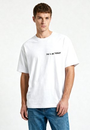 Mira Paris, YOU AND ME TONIGHT EMBROIDERY UNISEX HEAVYWEIGHT TEE 26 - T-shirt imprimé - white