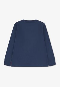 Tengerészkék hosszú ujjú póló, puha pamutból készült, kerek nyakkivágással és finom szegéllyel ellátott mandzsettákkal. Nincsenek rajta látható minták vagy grafikák.