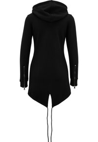 Fekete kapucnis pulóver hosszú, aszimmetrikus szegéllyel. Kapucnival, cipzáras ujjzsebekkel és állítható húzózsinórokkal rendelkezik. Sima textúrájú.