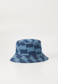 Chapéu de balde em denim azul com um padrão xadrez em diferentes tonalidades de azul, detalhes cosidos e uma aba larga e inclinada.