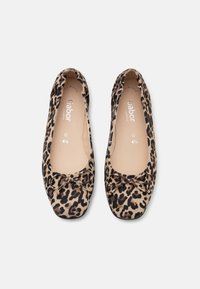 Ballerines imprimé léopard avec une extérieur en tissu doux, bout arrondi et un nœud central en accent. La doublure intérieure est de couleur claire, avec une semelle plate.