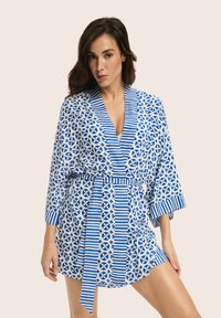 Niebiesko-biała szlafrok z wzorem, w stylu kimono, z długimi rękawami, pasem i paskowanymi akcentami. Gładka faktura materiału.