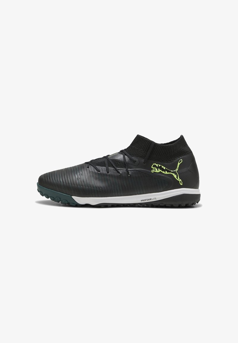 Zapatilla deportiva negra con parte superior texturizada, cuello elástico y acentos verdes. Presenta una suela intermedia blanca etiquetada como "PROFOAM LITE" y suela con tacos.