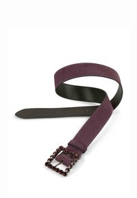 Cinturón de gamuza morada con un lado inferior de cuero negro y una hebilla decorativa cuadrada que presenta rhinestones rojos y transparentes.