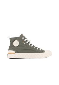 Baskets montantes en toile verte olive avec lacets blancs, capuchon en caoutchouc, semelle texturée et détail logo sur le côté.