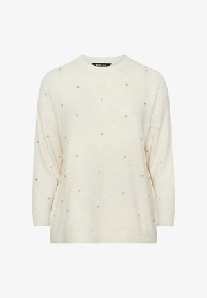 Cremfarbener Strickpullover mit Rundhalsausschnitt, langen Ärmeln und verstreuten silbernen Nieten als Verzierung. Weicher Stoff, lässiger Schnitt.