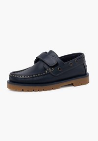 Navy kožené boty na loď s páskem na suchý zip, hnědou gumovou podrážkou, kontrastním prošíváním a kovovými očky.
