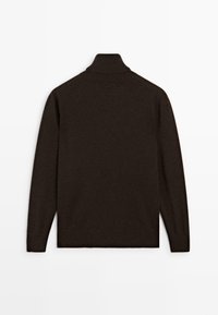 Dunkelbrauner langärmeliger Rollkragenpullover mit geripptem Kragen, Bündchen und Saum, flach auf einem weißen Hintergrund ausgelegt.