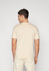 Sergio Tacchini BOLD - Pamata T-krekls - wood ash/black