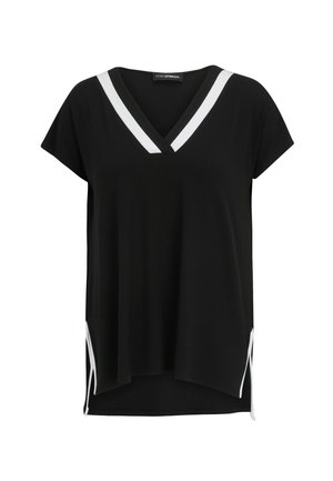 Schwarzes Kurzarm-Top mit V-Ausschnitt, das weiße Streifen entlang des Ausschnitts und der Seitennähte aufweist. Hergestellt aus einem weichen, fließenden Stoff.