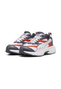 Atletické tenisky s bílou síťovinou, šedými koženými detaily, červenými pruhy a černou gumovou podrážkou. Bílé tkaničky a detaily loga.