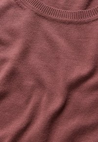 Kašmírový svetr barvy kaštanové s žebrovaným výstřihem a texturovanou tkaninou. Má měkký, hladký povrch a volný střih pro pohodlí.