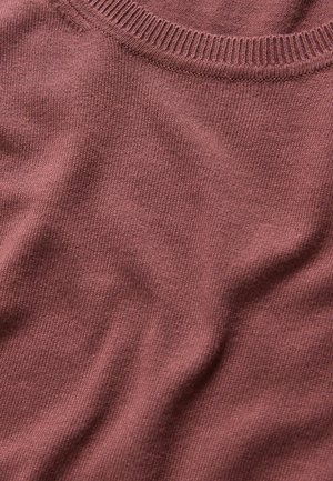 Bordowy sweter dziany z prążkowanym dekoltem i fakturowaną tkaniną. Charakteryzuje się miękką, gładką powierzchnią oraz luźnym krojem dla wygody.