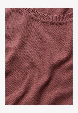 Vinrød strikket sweater med ribbet halsudskæring og tekstureret stof. Har en blød, glat overflade og løs pasform for komfort.