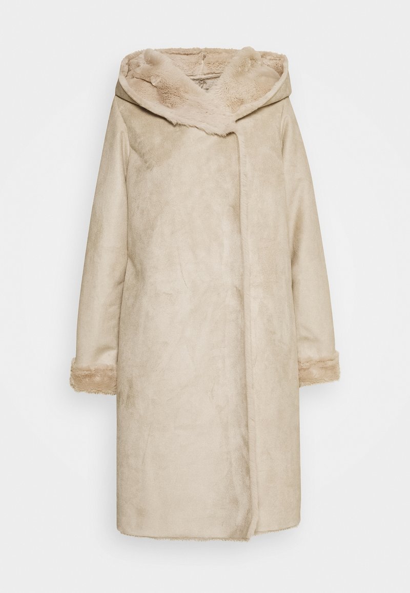 Manteau beige doublé de fausse fourrure avec capuche, présentant une texture douce et des manches longues. Design à ouverture frontale sans fermetures visibles.