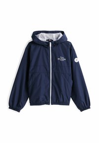 Námořnická větrovka s předním zipem, elastickými manžetami a kapucí. Obsahuje bílé logo na hrudi a rukávu, a síťovou podšívku.