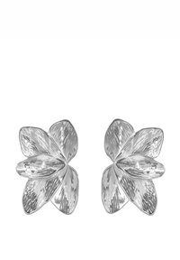 Sølvringer formet som blomster med fem teksturerte kronblader, med en polert overflate som reflekterer lyset med et glatt design.