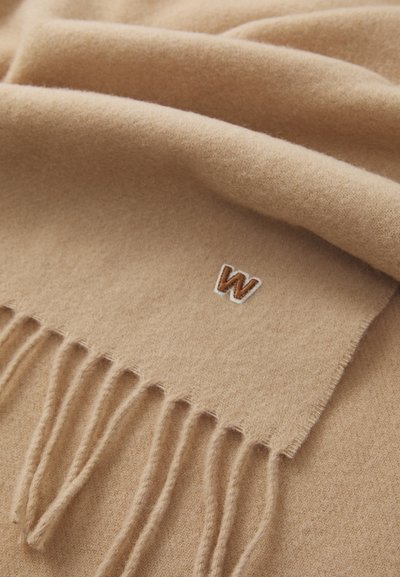 Heledbeez ja villane sall, millel on sulgkerge serv ja väike pruun tikitud "W" logo. Pehme tekstuur ja sile viimistlus.