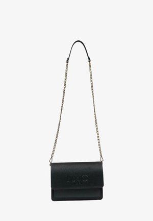 Borsa crossbody in pelle nera con una finitura testurizzata, tracolla a catena e logo impresso. Forma rettangolare con chiusura a pattina.