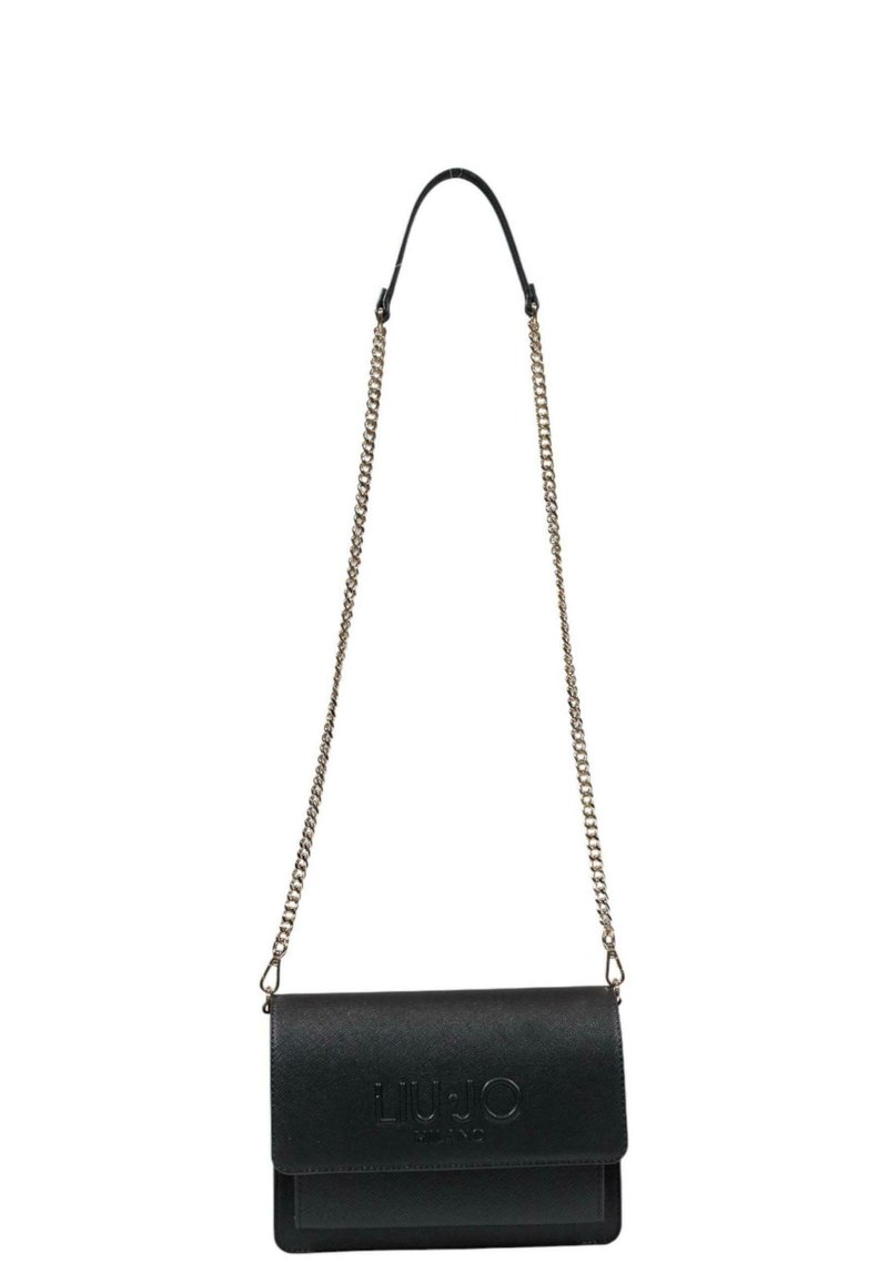 Borsa crossbody in pelle nera con una finitura testurizzata, tracolla a catena e logo impresso. Forma rettangolare con chiusura a pattina.